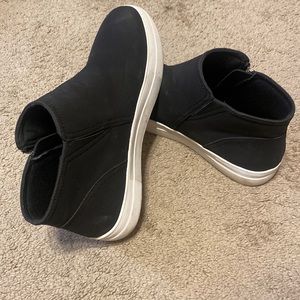 Soda size 10 black high top sneaker